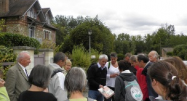 Un groupe de promeneurs accompagné par Michel Saintoul, guide du Parc Naturel Régional du Vexin français, lors des Journées du Patrimoine 2011